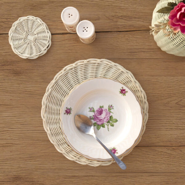 Round wicker placemat-antique white